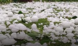 Derecik'te bilye büyüklüğünde dolu yağdı