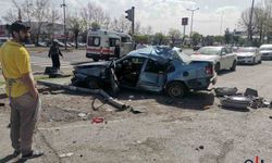 Otomobil ile Kamyonet Çarpıştı: 1 Yaralı