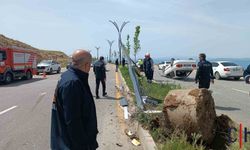 Kontrolden Çıkan Araç Aydınlatma Direğine Çarptı: 3 Kişi Yaralandı