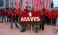 DİSK Heyeti Ablukaya Rağmen Taksim’e Çelenk Bıraktı: “Taksim 1 Mayıs Meydanıdır”