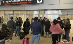 Hakkari Yolcuları, Diyarbakır Havalimanı’nda Yetkililerden Yardım Bekliyor