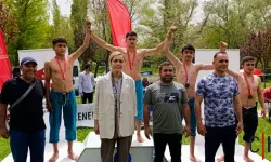 Hakkarili Öğrenciler Türkiye Güreş Şampiyonaları’ndan Madalyalarla Döndü