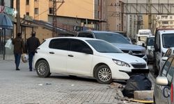 Yüksekova’da Kaldırımlar Otoparka Döndü: Vatandaş Tepkili