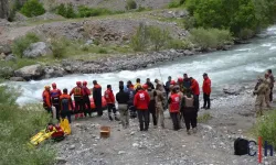 Hakkari’deki Kayıp Genç İçin Arama Çalışmalarında Zorlu Koşullar ve Kızılay Desteği
