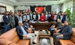 Hakkâri Amatör Ligi Şampiyonları Kupayla Belediyeyi Ziyaret Etti
