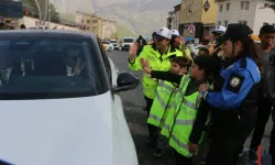 Hakkari Emniyetinden Farkındalık Etkinliği: Trafikte Engel Yok, Sevgi Var