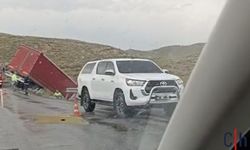 Hakkari-Van Kara Yolunda Tır Kazası: Sürücü Kontrolden Çıktı