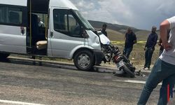 Minibüs ile Motosiklet Çarpıştı, 2 Genç Hayatını Kaybetti