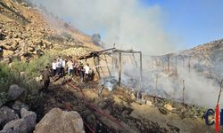 Derecik'te Ahır Yangını: 1100 Balya Ot ve 150 Torba Saman Kül Oldu