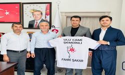 Şemdinli'de İmamlar: Başkan Şakar'a ulu cami forması hediye etti