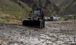 Yüksekova'da ekipler yolu ulaşıma açtı