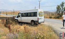 Hakkari'de Minibüs Duvara Çarptı: 4 Kişi Yaralandı