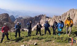 Hakkarili Dağcılar, Türkiye'nin İkinci En Yüksek Zirvesine Tırmandı