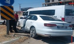 Hakkari'de 2 Araç Kafa Kafaya Çarpışma: 2 Yaralı