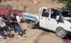 Hakkari’de Kamyonet Uçurumun Kenarında Asılı Kaldı