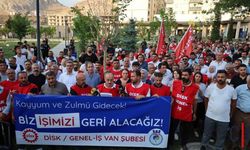 Van Büyükşehir Belediyesi İşçileri AKP İl Binası Önünde Direnişte