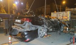 Tıra Çarpan Otomobildeki İki Kişi Hayatını Kaybetti