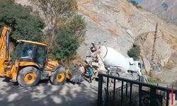 Hakkari’de Mixer Araç Dar Virajda Toprağa Battı