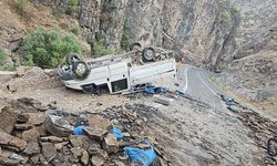 Hakkari’de Tezek ve Kömür Yüklü Pikap Kaza Yaptı: 2 Yaralı
