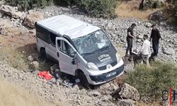 Çukurca’da Minibüs Şarampole Yuvarlandı: 2 Yaralı