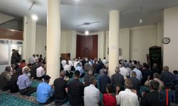 Hakkari'de Mevlid Kandili Coşkusu: Camiler Doldu, Güller ve Tatlılar Dağıtıldı