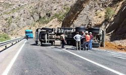 Hakkari-Çukurca Yolunda Maden Yüklü Kamyon Devrildi: 1 Yaralı