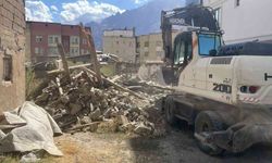 Hakkari’de Metruk Binaların Yıkımı Devam Ediyor