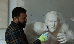Hakkarili Ressam Erdi Gür, Sanatıyla Gençlere Yol Açıyor