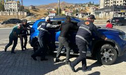 Hakkari’de Motoru Alev Alan Araç İtfaiye Ekipleri Tarafından Söndürüldü