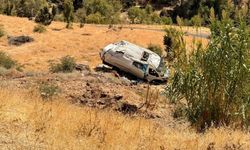 Hakkari'de Minibüs Uçuruma Yuvarlandı: 2 Yaralı
