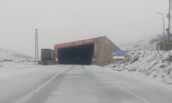 Karabet Geçidi’ne Mevsimin İlk Karı Düştü