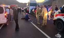 Hakkari’de Trafik Kazası: Otomobil ile Tır Çarpıştı Ölü ve Yaralılar Var