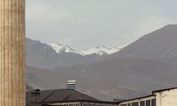 Hakkari'nin Mor Dağı Beyaza Büründü: Zirveler Gelinlik Giydi