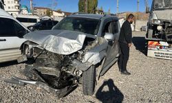 Hakkari’de Kamyonet ile Minibüs Çarpıştı: 5 Yaralı