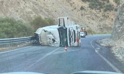 Hakkari-Van Karayolunda Zift Yüklü TIR Devrildi