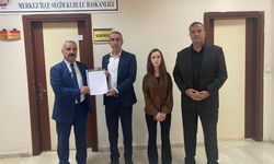 DEM Parti Hakkari Merkez İlçe Eş Başkanları Mazbatalarını Aldı