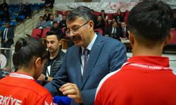 Hakkari'de Amatör Spor Kulüplerine Nakdi Yardım