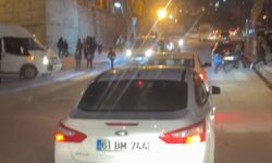 Hakkari’de Okul Önünde Trafik Çilesi: Veliler Üst Geçit ve Çözüm Bekliyor