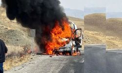 Hakkari-Van Karayolu’nda Yolcu Minibüsü Yandı