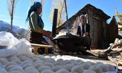Kadınlar Güneşli Günleri Ekmek Mesaisiyle Değerlendiriyor