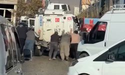 Hakkari'de arızalanan zırhlı polis aracına vatandaşlardan örnek davranış