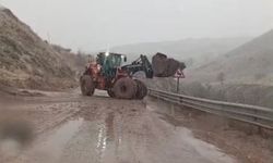 Hakkari-Van kara yolunda heyelan meydana geldi