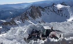 Hakkari’de Üs Bölgelerinde Karla Mücadele Aralıksız Sürüyor