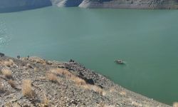 Hakkari–Van yolunda korkutan kaza: Otomobil baraja Uçtu 3 Kişi Kayıp