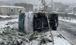 Yoğun Kar Yağışında Servis Minibüsü Devrildi: 14 Kişi Yaralandı