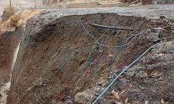 Hakkari’de Sanayi Bağlar Mahallesi’nde Yol Çöktü: Mahalleliler Çözüm Bekliyor