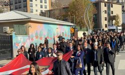 Hakkari'de 24 Kasım Öğretmenler Günü Coşkusu Kortej Yürüyüşü ile Başladı