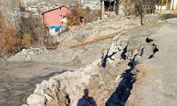 Hakkari'de Temel Kazısından Sonra Yol Çökmeye Başladı!