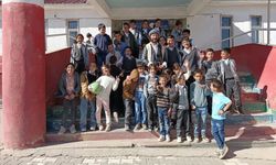 Metin Akmaz’dan Başkale’de Köy Okulunda Sanat Şöleni