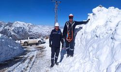 Hakkari Yüksekova’da Elektrik Arızası Zorlu Koşullarda Giderildi